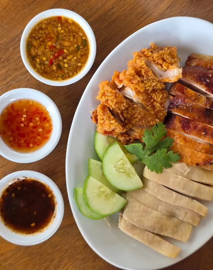 🌤️เที่ยงนี้ไม่รู้จะทานอะไรแวะมา ฉลองรส ข้าวมันไก่ที่มีมากกว